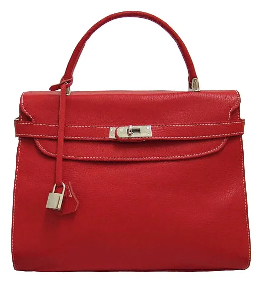 Gros plan sur le fermoir d’un sac rouge.